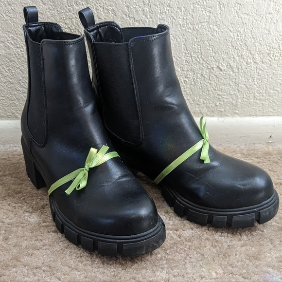 Cute goth heeled Chelsea boots - Picture 2 of 7